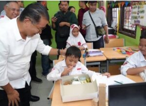 Penjabat Gubernur Kalimantan Timur (Kaltim), Akmal Malik, mengawali kunjungannya dengan meninjau simulasi Program Makan Bergizi Gratis Tahun 2024 di Sekolah Luar Biasa (SLB) Negeri Balikpapan pada Rabu, (11/12).