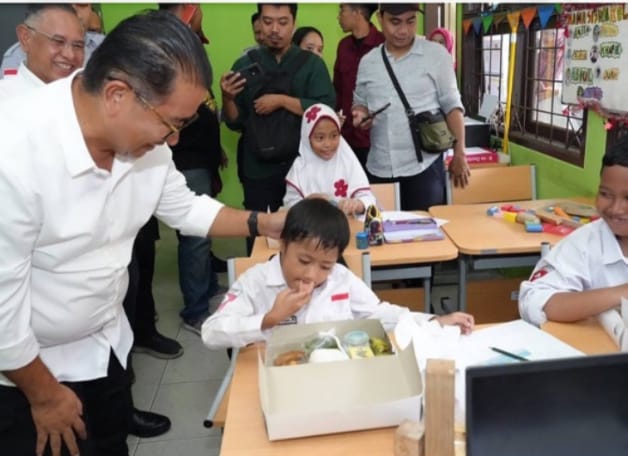 Penjabat Gubernur Kalimantan Timur (Kaltim), Akmal Malik, mengawali kunjungannya dengan meninjau simulasi Program Makan Bergizi Gratis Tahun 2024 di Sekolah Luar Biasa (SLB) Negeri Balikpapan pada Rabu, (11/12).