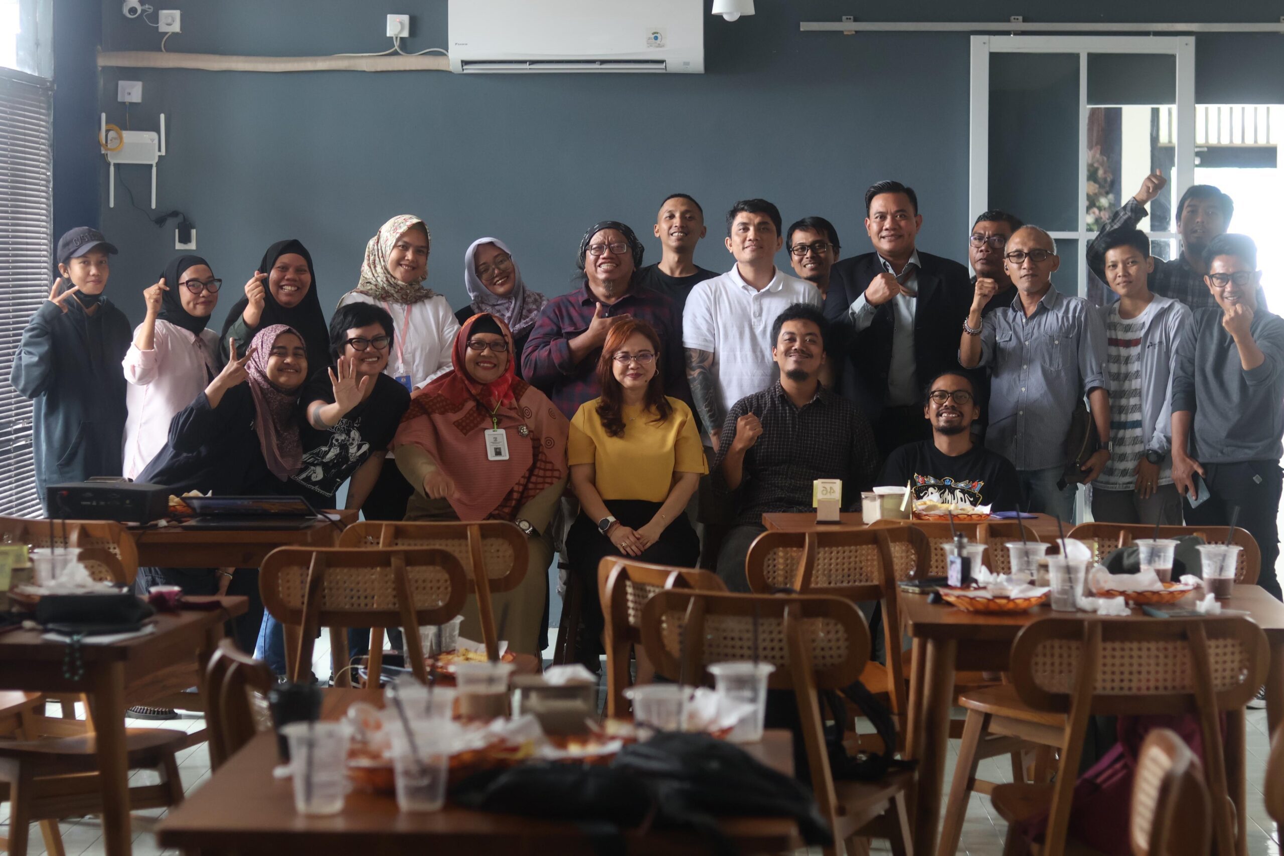 Narasumber dan peserta diskusi publik dalam rangka memperingati Hari Anti Kekerasan Terhadap Perempuan pada Selasa 10 Desember 2024 yang digelar AJI Balikpapan