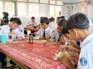 Pelaksanaan program makan bergizi gratis di SMP 18 Banjarmasin, Senin (6/1/2025).