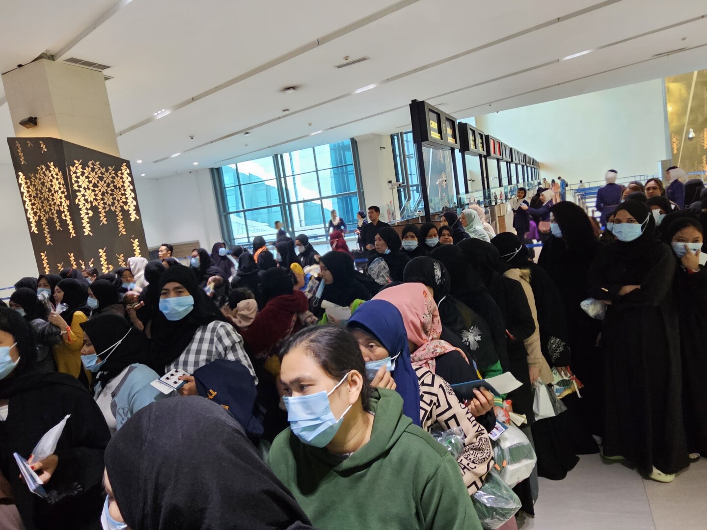 Sebanyak 146 WNI yang overstayer dari Arab Saudi pulang melalui Bandara Internasional Soekarno-Hatta / Kemenlu