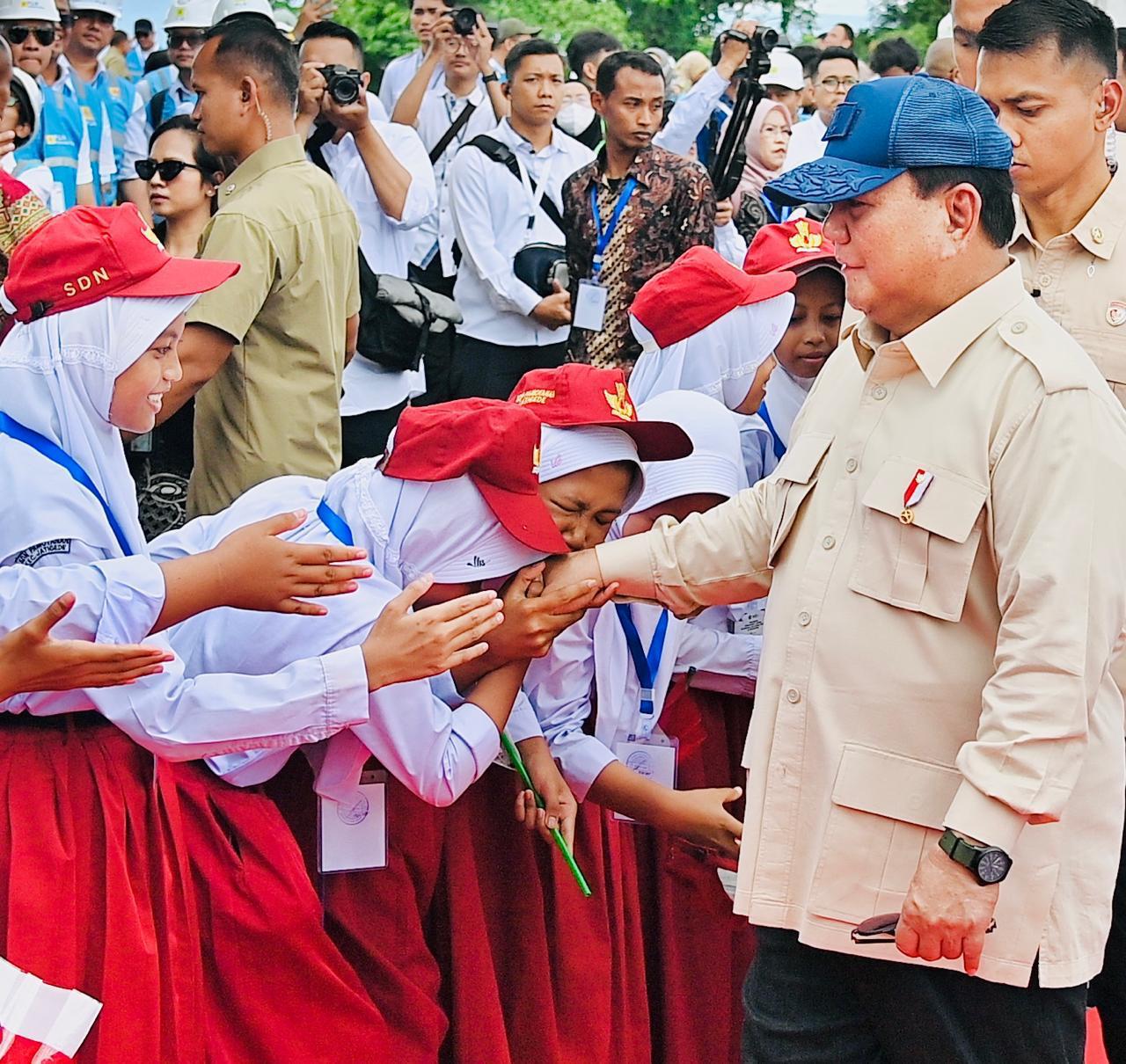 Presiden Prabowo Subianto dalam keterangannya kepada awak media usai meresmikan proyek ketenagalistrikan di 18 provinsi di Kawasan Pembangkit Listrik Tenaga Air (PLTA) Jatigede, Kabupaten Sumedang, Provinsi Jawa Barat, Senin (20/01/2025). (Foto: BPMI Setpres)