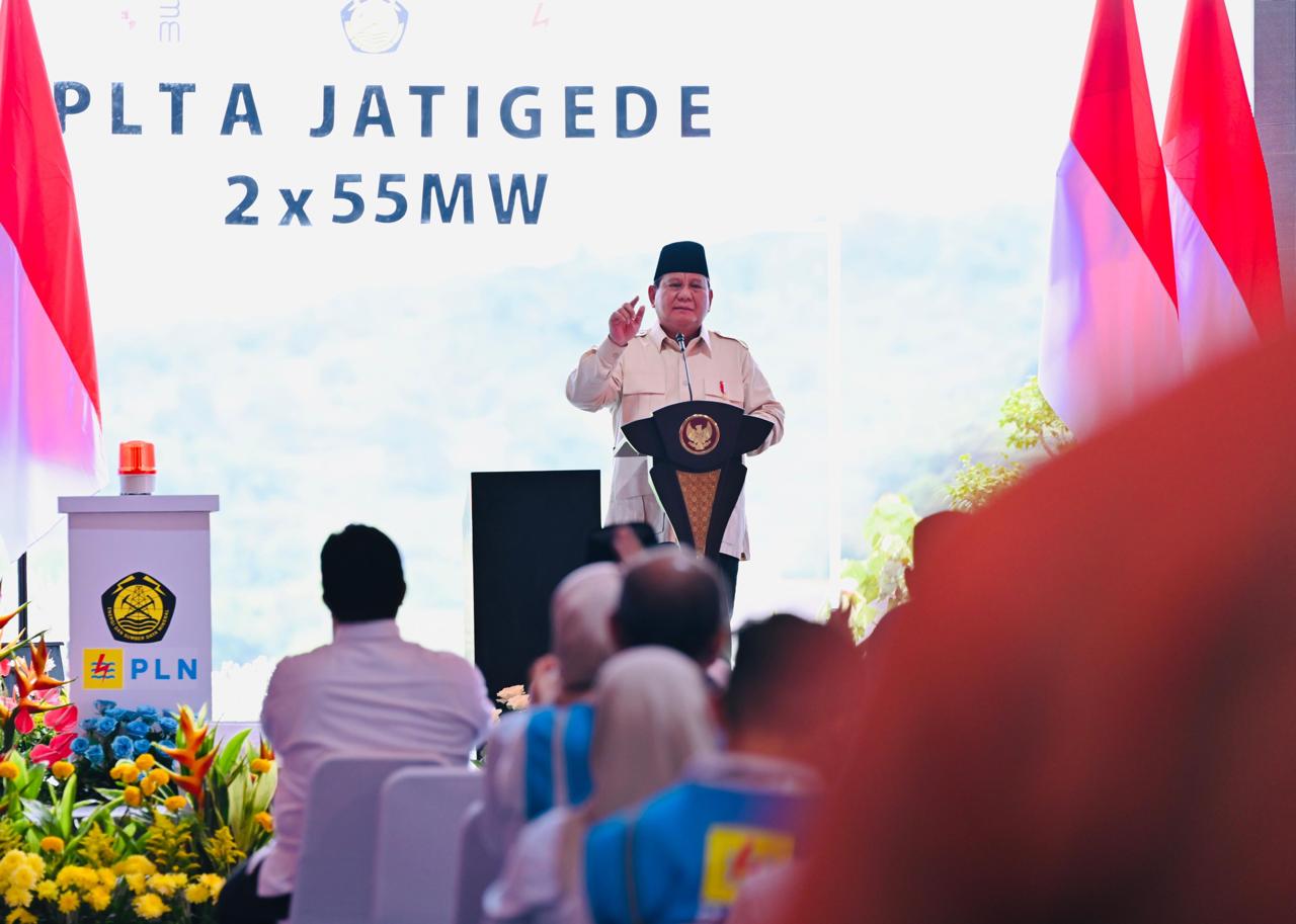 Presiden Prabowo Subianto meresmikan 37 proyek strategis ketenagalistrikan nasional yang mencakup 26 pembangkit listrik dengan kapasitas total 3,2 gigawatt, serta 11 jaringan transmisi dan gardu induk di kawasan Pembangkit Listrik Tenaga Air (PLTA) Jatigede, Kabupaten Sumedang, Jawa Barat, Senin (20/01/2025). (Foto: BPMI Setpres)