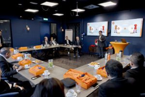 Ketua Umum PSSI Erick Thohir bertemu para pengurus Asosiasi Sepak Bola Kerajaan Belanda (KNVB) di Kampus KNVB, Zeist, Belanda, pada Senin (27/1). / PSSI