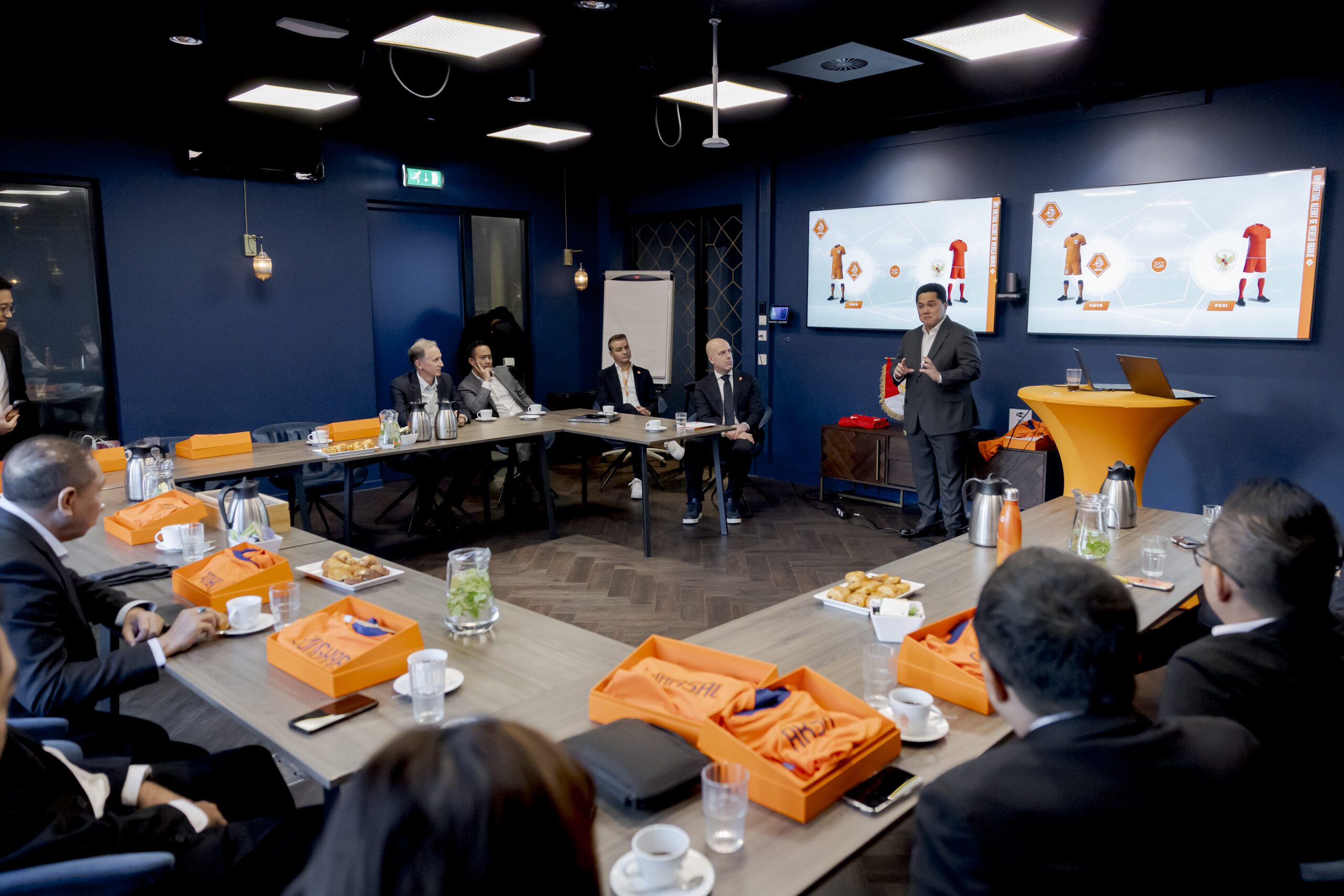 Ketua Umum PSSI Erick Thohir bertemu para pengurus Asosiasi Sepak Bola Kerajaan Belanda (KNVB) di Kampus KNVB, Zeist, Belanda, pada Senin (27/1). / PSSI