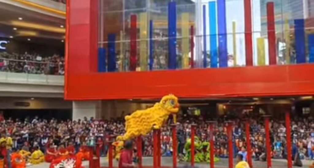Pertunjukan Barongsai Akrobatik dalam rangka perayaan Tahun Baru Imlek 2025 di Plaza Balikpapan