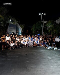 Skuat Persiba Balikpapan berfoto bersama Fans Setia / Oficial Persiba Balikpapan