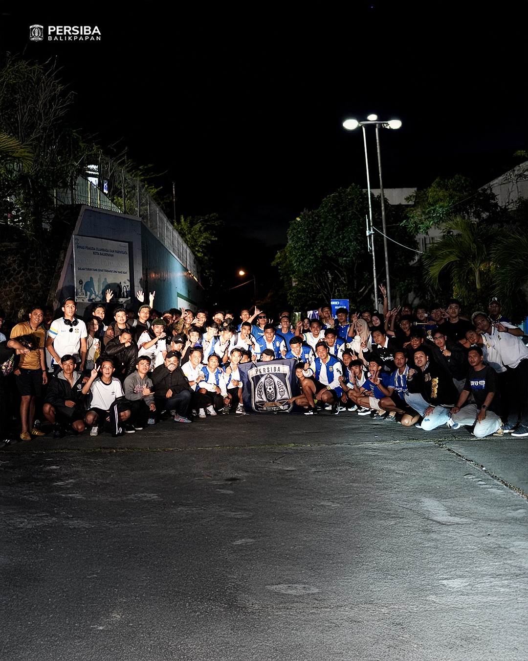 Skuat Persiba Balikpapan berfoto bersama Fans Setia / Oficial Persiba Balikpapan