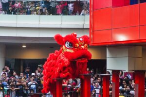 Pertunjukan Barongsai Akrobatik dalam rangka perayaan Tahun Baru Imlek 2025 di Plaza Balikpapan