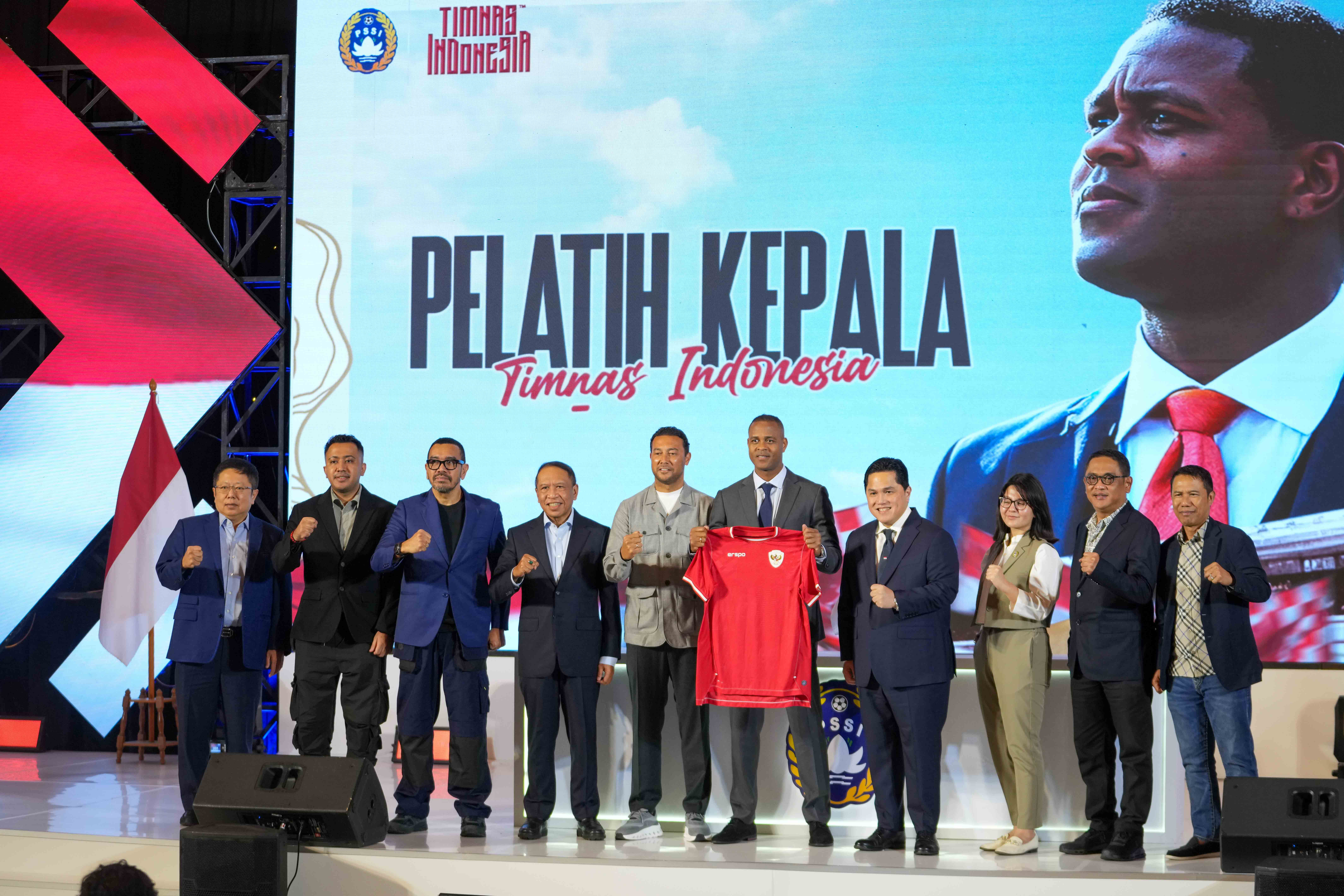 Pelatih Timnas Indonesia Patrick Kluivert dan Asosten Pelatih Denny Landzaat bersama jajaran pengurus PSSI / PSSI