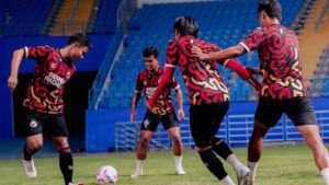 Pemain Semen Padang FC saat uji coba lapangan Stadion Batakan Balikpapan / LIB