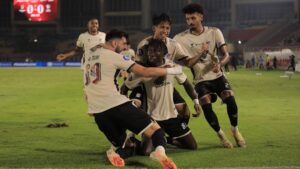 Striker PSM Makassar Balotelli saat cetak gol ke gawang Persis Solo / LIB