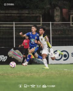 Penyerang Persiba Balikpapan Lorensius Amanat Sabda saat melrwati pemain PSM Madiun / oficial Persiba