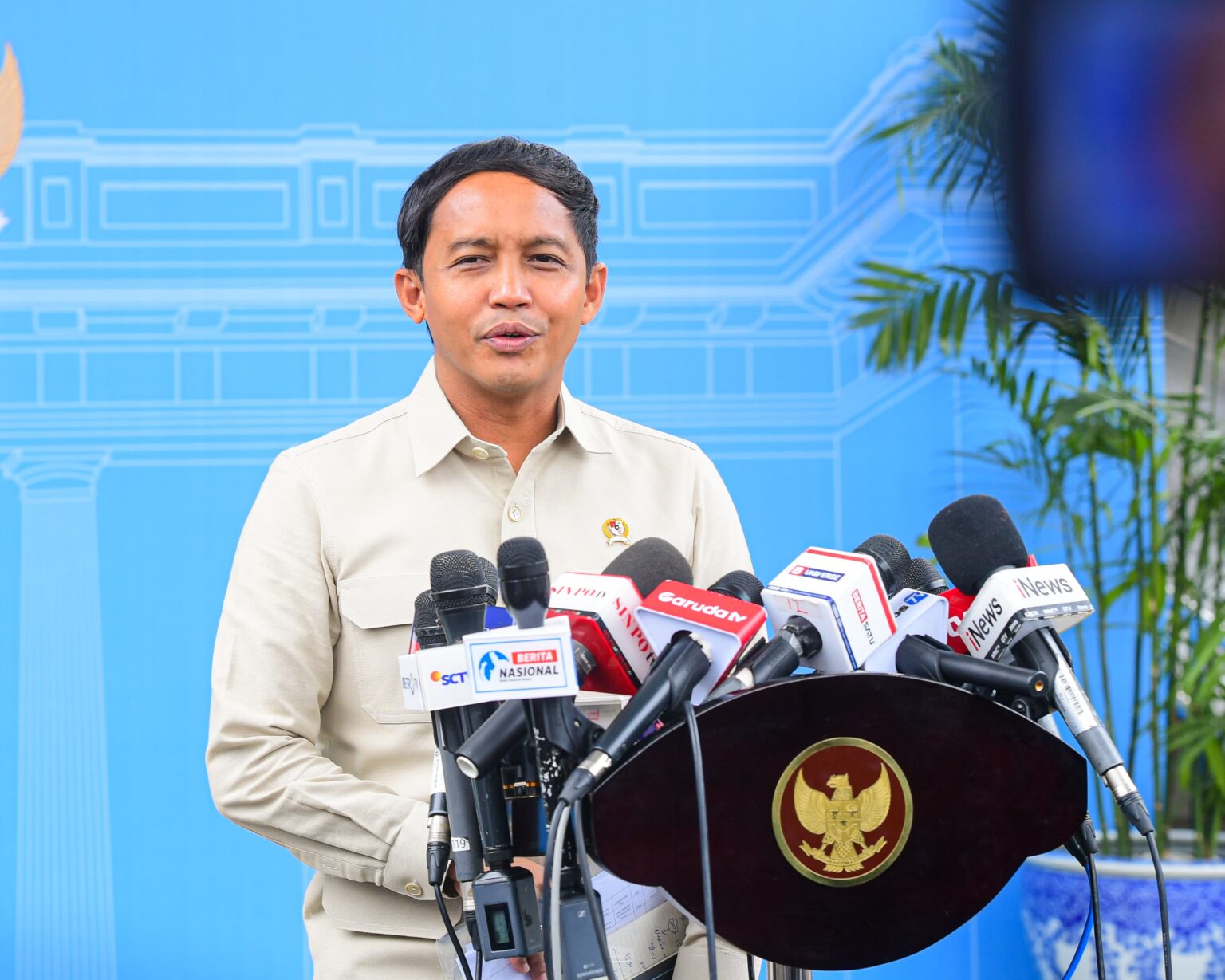 Menteri Kehutanan Raja Juli Antoni usai bertemu dengan Presiden Prabowo Subianto di Istana Merdeka, Jakarta, Senin (3/2/2025) / Sekkab