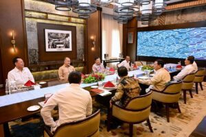 Presiden Prabowo Subianto menerima kunjungan Wakil Presiden ke-10 dan ke-12 Republik Indonesia (RI) Jusuf Kalla, dan Menteri Pertanian (Mentan) Andi Amran Sulaiman di Presidential Lounge, Istana Kepresidenan Jakarta, Selasa (04/02/2025). (Foto: BPMI Setpres)