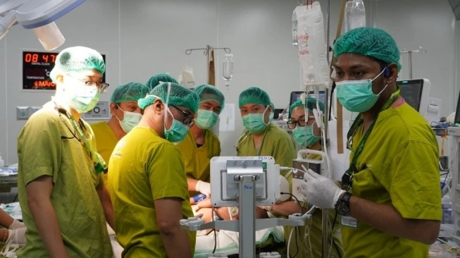 Potret tim dokter spesialis berhasil memisahkan bayi kembar siam dempet dada dan perut di RS Wahidin Sudirohusodo Makassar [Suara.com/RS Wahidin Sudirohusodo Makassar]