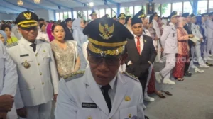 Politisi PDIP Masinton Pasaribu usai resmi dilantik menjadi Bupati Tapanuli Tengah, Kamis (20/2/2025). (Suara.com/Novian)
