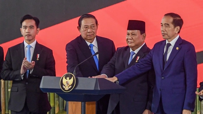Presiden Prabowo Subianto meluncurkan Badan Pengelola Investasi Daya Anagata Nusantara (Danantara Indonesia) pada Senin (24/2/2025) di Istana Kepresidenan Jakarta. Acara ini turut dihadiri oleh Presiden ke-6 Susilo Bambang Yudhoyono (SBY), Presiden ke-7 Joko Widodo (Jokowi), serta Wakil Presiden Gibran Rakabuming Raka.