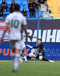 Aksi kiper Borneo FC Nadeo Argawinata saat menahan laju serangan pemain PSS Sleman / twitter Borneo FC