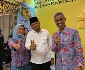 Ketua Komisi X DPR RI, Hetifah Sjaifudian, menyampaikan selamat kepada Rudy Mas’ud dan Seno Aji yang resmi dilantik