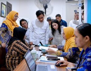 Wapres Gibran Rakabuming Raka bersama istrinya sedang meninjau program PKG. (Foto: Sekretariat Wakil Presiden)
