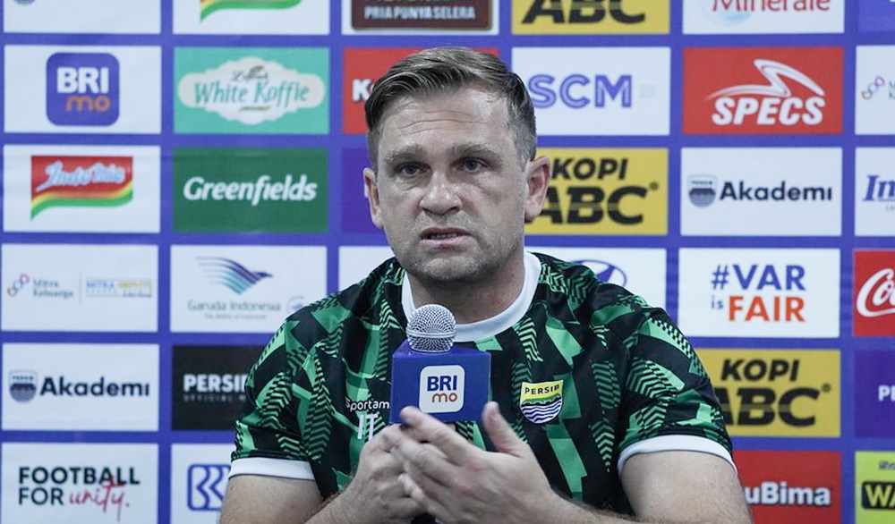 Asisten pelatih Igor Tolic, menggantikan Bojan Hodak yang absen akibat skorsing akumulasi kartu kuning / LIB