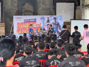Aldi Satya Mahendra, pembalap muda asal Yogyakarta berbagi inspirasi dengan siswa SMK Negeri 3 Bangli, Bali, dalam acara Meet & Greet bersama Yamaha DDS Bali.
