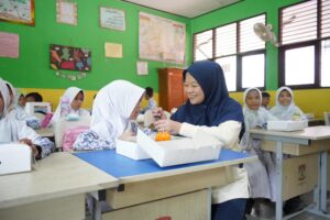 Persatuan Wanita Patra (PWP) Tingkat Wilayah PT Kilang Pertamina Internasional (KPI) Refinery Unit (RU) V Balikpapan membagikan 300 paket makanan bergizi untuk siswa-siswi SDN 003 Balikpapan Barat
