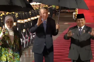 Presiden Prabowo Subianto, menyambut kedatangan Presiden Turki, Recep Tayyip Erdogan beserta Ibu Emine Erdogan di Pangkalan TNI AU Halim Perdanakusuma, Jakarta, pada Selasa, 11 Februari 2025. Foto: BPMI Setpres/Laily Rachev