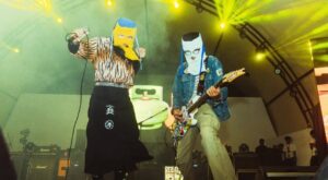 Band punk Sukatani saat tampil di sebuah acara di Jawa Barat. (Foto: @sukatani.band)