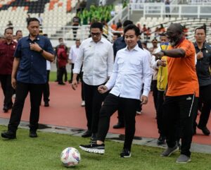 Wakil Presiden (Wapres) Gibran Rakabuming Raka saat melakukan tendangan di Stadion Segiri Samarinda