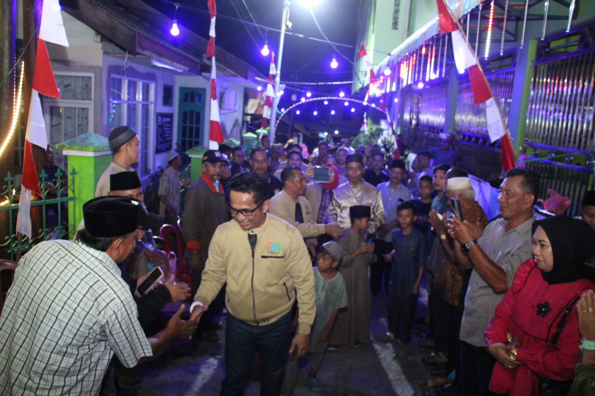 Wali Kota Balikpapan Rahmad Mas"ud memberikan apresiasi tinggi kepada warga RT 82, Kelurahan Sumber Rejo, yang berperan aktif dalam menyemarakkan Hari Jadi Kota ke-128.