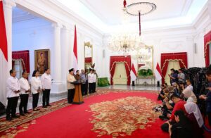 Presiden Prabowo Subianto, didampingi sejumlah Menteri dan Pejabat, mengumumkan kebijakan pemerintah dalam memperkuat ketahanan ekonomi nasional melalui kewajiban penyimpanan Devisa Hasil Ekspor Sumber Daya Alam (DHE SDA) di dalam negeri, yang diumumkan dalam konferensi pers di Istana Merdeka, Jakarta, pada Senin (17/02/2025). (Foto: BPMI Setpres)