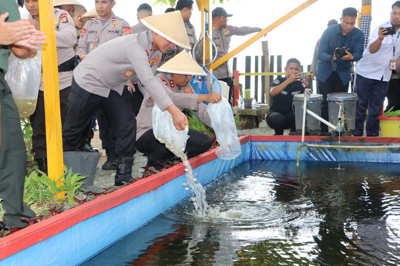 Kapolda Kaltim Irjen Nanang Avianto menebar sebanyak 1.200 ekor benih ikan nila / IST