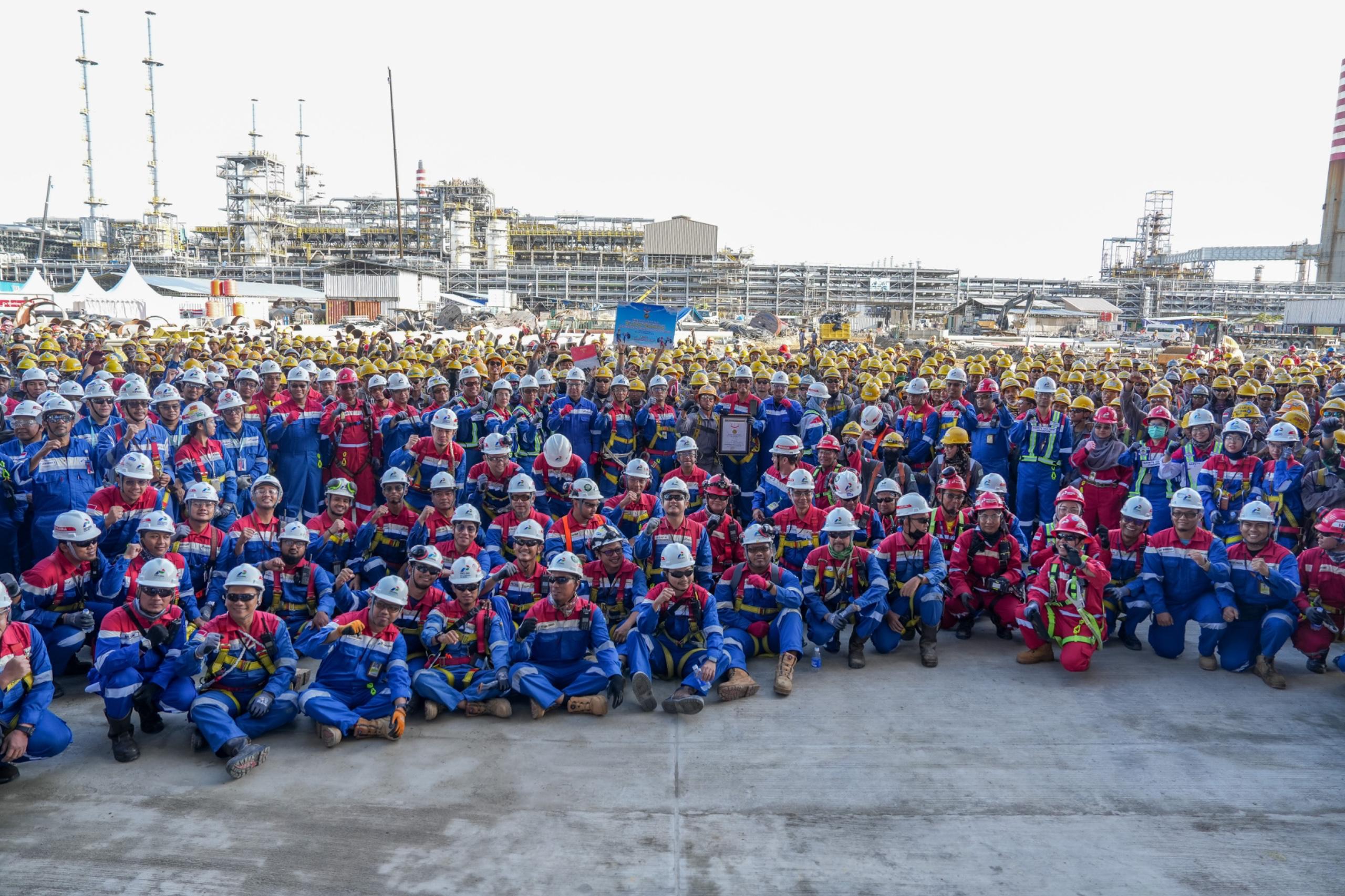 Sebanyak 1.640 pekerja, termasuk pegawai PT KPB, kontraktor, dan subkontraktor, bergotong royong membersihkan 84 lantai dengan ketinggian mencapai 120 meter di area Residual Fluid Catalytic Cracking (RFCC) Proyek Refinery Development Master Plan (RDMP) Balikpapan