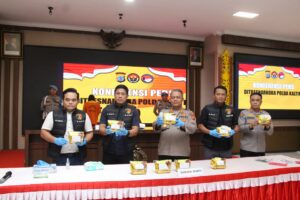 Konfrensi pers pengungkapan 10 kilogram sabu