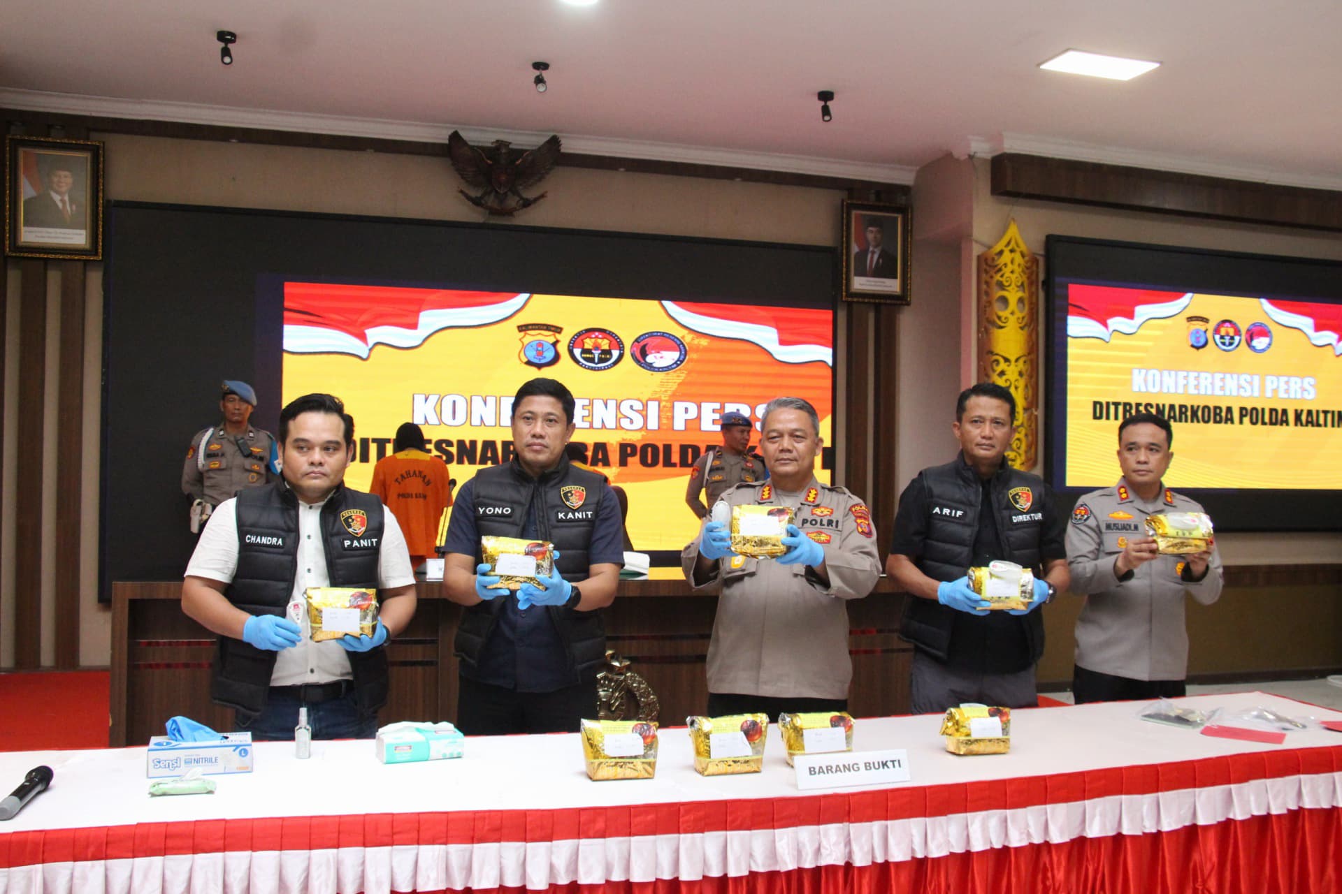 Konfrensi pers pengungkapan 10 kilogram sabu