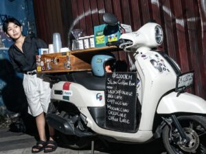 Caroline, perempuan muda asal Bali Pemilik 1000KM Coffee berjualan di atas skutik Yamaha FAZZIO.