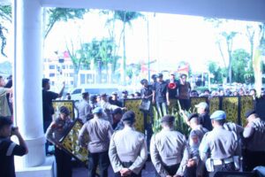 Aksi demonstrasi #IndonesiaGelap yang berlangsung di depan Kantor DPRD Balikpapan pada Jumat, 21 Februari 2025.