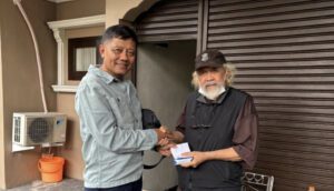 Sekretaris Yayasan Bakti Sepak Bola Indonesia, Susyanto, menyerahkan bantuan di kediaman Andjas Asmara pada Senin (10/2)