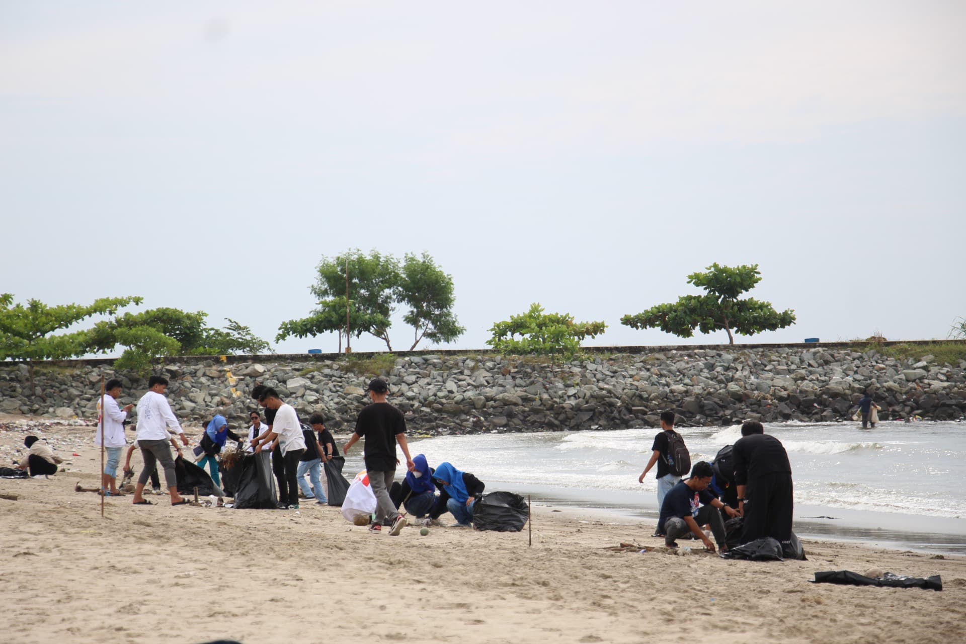 Warga dan komunitas pun rutin menggelar aksi bersih-bersih pantai demi menjaga keindahan laut Balikpapan.