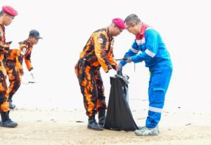 PT Kilang Pertamina Balikpapan (PT KPB) ikut ambil bagian dalam aksi bersih-bersih di Pantai Tanjung Jumlai, Kelurahan Saloloang, Kabupaten Penajam Paser Utara (PPU)