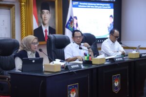 Menteri PANRB Rini Widyantini, Mendagri Tito Karnavian, dan Kepala BKN Zudan Arif Fakrulloh saat Rapat Koordinasi dengan Gubernur/Bupati/Walikota se-Indonesia, secara hibrida, Rabu (19/03/2025). / PANRB