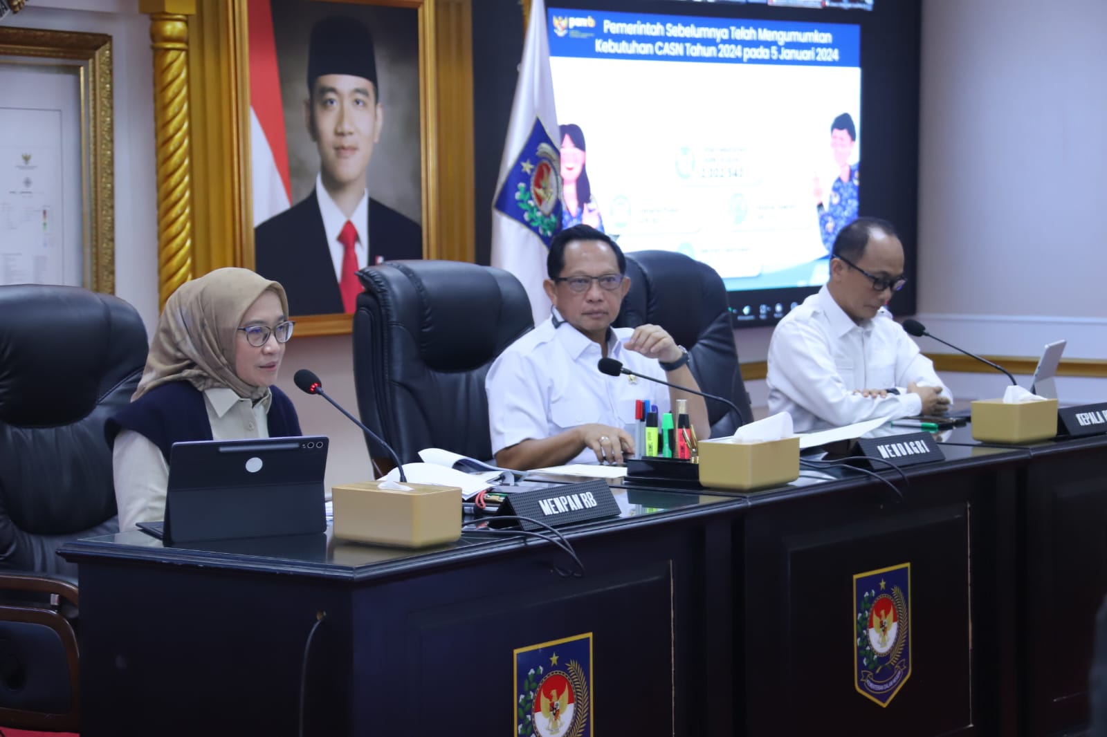 Menteri PANRB Rini Widyantini, Mendagri Tito Karnavian, dan Kepala BKN Zudan Arif Fakrulloh saat Rapat Koordinasi dengan Gubernur/Bupati/Walikota se-Indonesia, secara hibrida, Rabu (19/03/2025). / PANRB