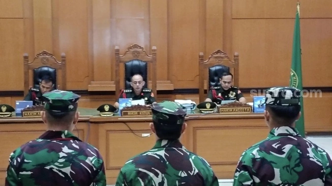 Tiga prajurit TNI penembak bos rental mobil dipecat dari militer. (Suara.com/Faqih)