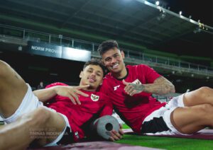 Dua pemain Timnas Indonesia Dean James dan Mees Hilfers saat mengikuti latihan / PSSI