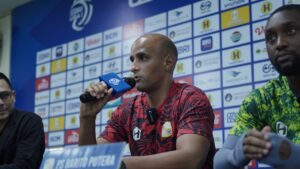 Pelatih Barito Putera, Vitor Tinoco saat berjumpa awak media jelang laga kontra Malut United. (Foto: Liga Indonesia Baru)