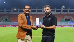 Pelatih Borneo FC Samarinda, Joaquin Gomez, meraih penghargaan bergengsi dari PT Liga Indonesia Baru (LIB) berkat performa luar biasa timnya sepanjang Februari 2025 / LIB