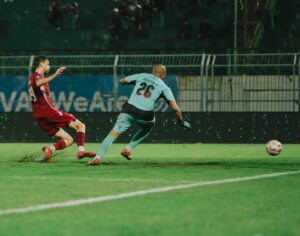 Penyerang PSM Makassar, Nermin Haljeta saat mengelabui kiper Madura United Aditya Harlan / twitter PSM Makassar