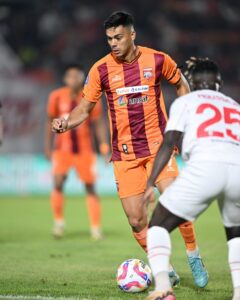 Matheus Pato berusaha melewati pemain Persis Solo / twitter Borneo FC